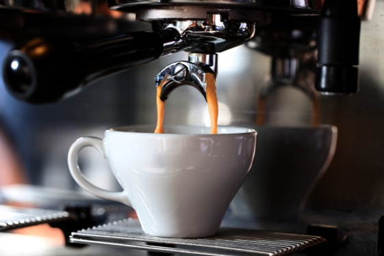  Více než dva šálky kávy denně mohou u žen snižovat množství tělesného tuku