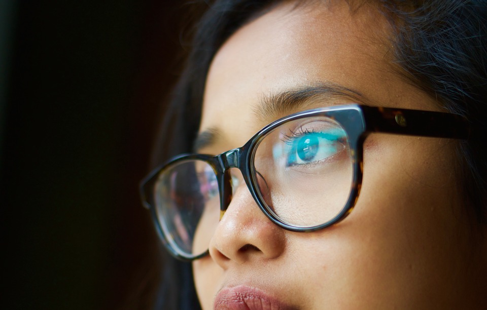 5 rad, jak se správně líčit pod dioptrické brýle